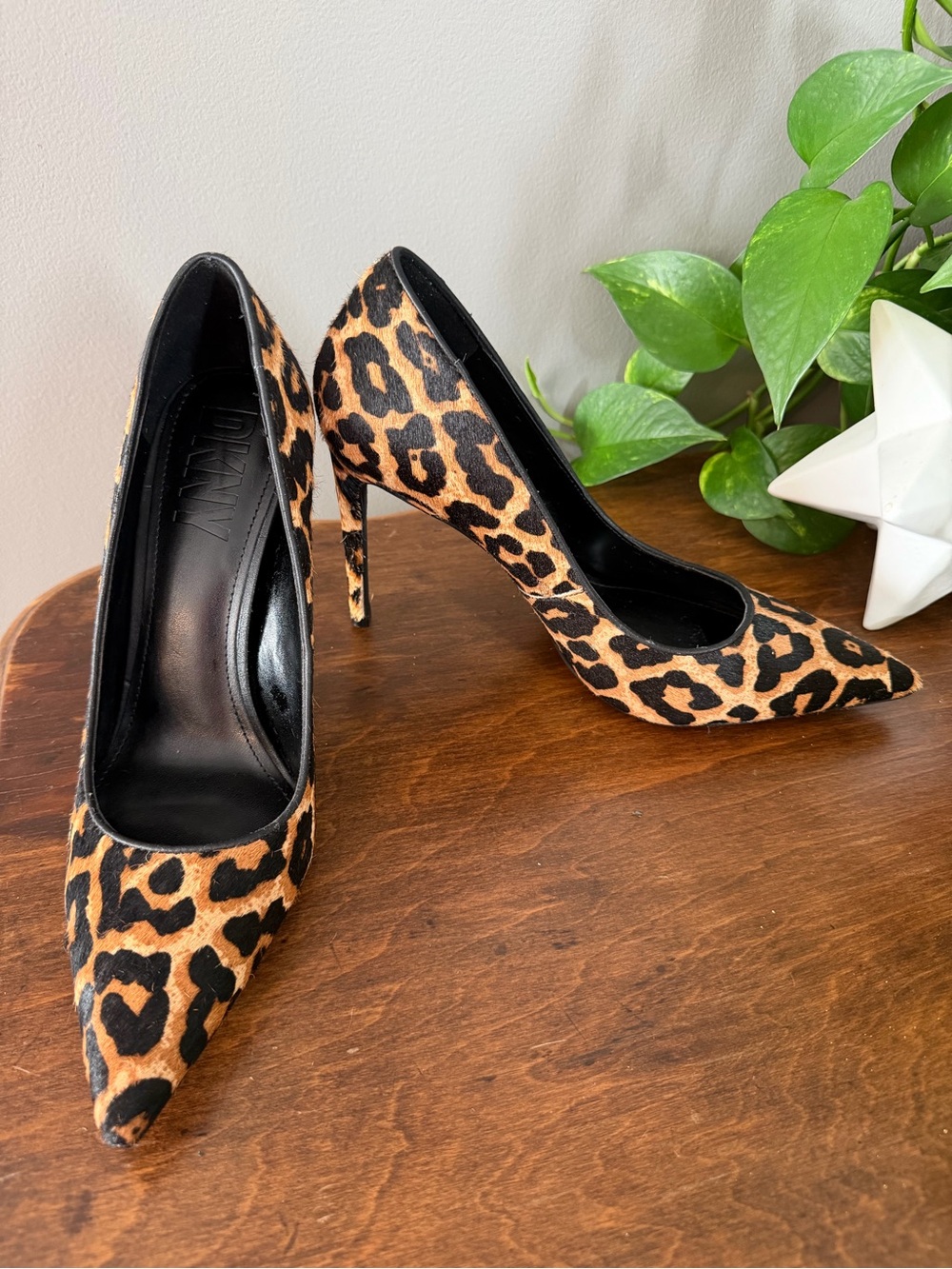NWOT. DKNY Leopard Print Pointed Toe Stiletto Pumps - Black & Tan. Size 8